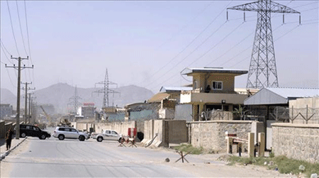 coches bloquean la entrada a la base en Kabul Mueren 9 miembros de la OTAN en el ataque a una base en Kabul